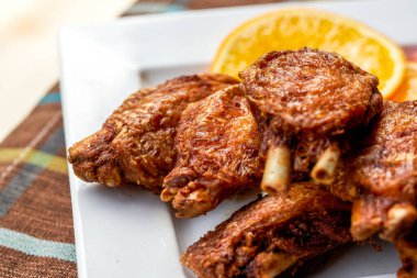 Kızarmış tavuk kanatlarının cezbedici bir yakın çekimi.