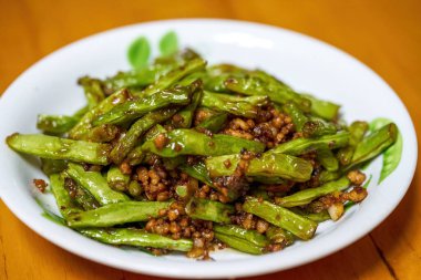 Klasik Çin yemeği, kızarmış yeşil fasulye.