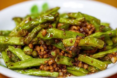 Klasik Çin yemeği, kızarmış yeşil fasulye.