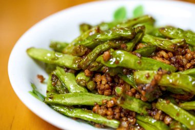 Klasik Çin yemeği, kızarmış yeşil fasulye.