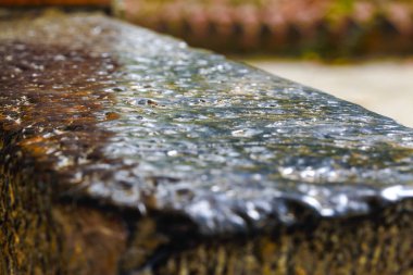 Yağmurlu bir günde ıslak olan eski bir taş levha.