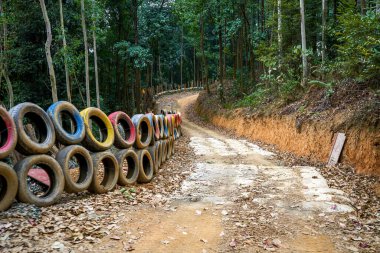 Off-road karting pisti, dağ ve toprak orman yolu