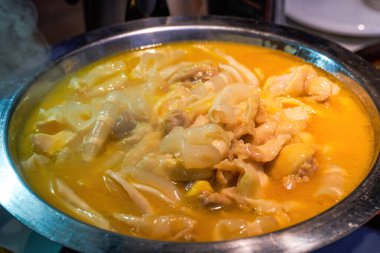 Lezzetli bir Çin yemeği, tavuk çorbası, çiçekli tavuk.