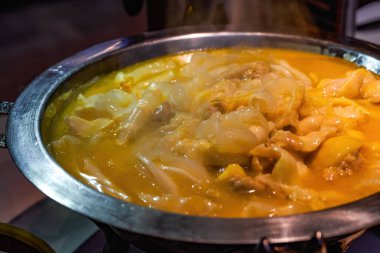 Lezzetli bir Çin yemeği, tavuk çorbası, çiçekli tavuk.