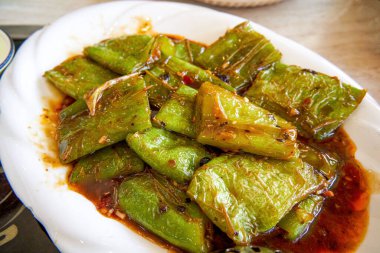 Lezzetli bir Çin yemeği, kızarmış kaplan derisi yeşil biber.