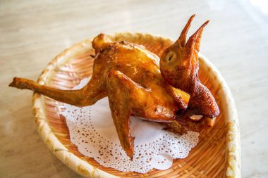 Klasik bir Çin yemeği, pişmiş güvercin, kızarmış güvercin.