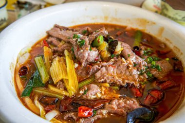 Lezzetli bir Çin Sichuan yemeği, haşlanmış biftek.