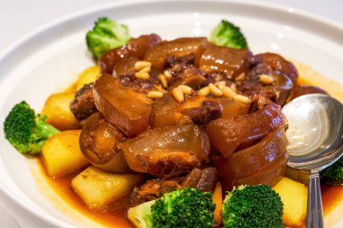 Soslu ve öküzkuyruklu lezzetli bir Çin Çin yemeği.