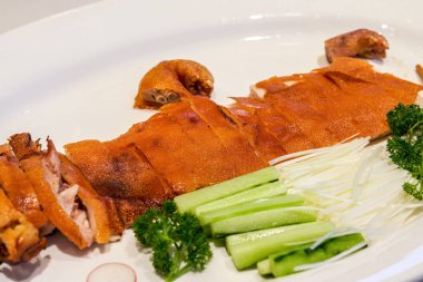 Klasik ve lezzetli Çin Çin yemeği, gevrek ve emzirilmiş domuz.