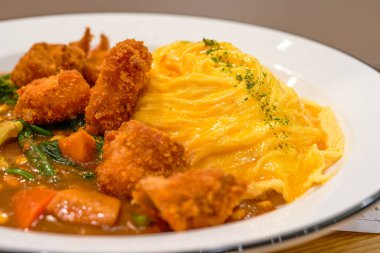 Nefis ve lezzetli Japon körili kızarmış tavuklu omlet pilavı.
