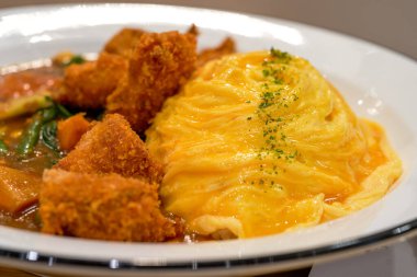 Nefis ve lezzetli Japon körili kızarmış tavuklu omlet pilavı.