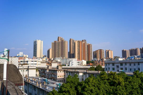 都市高層住宅団地と緑の景観 — ストック写真