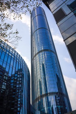 Modern mimari yüksek bina, cam perdeli ofis binası.