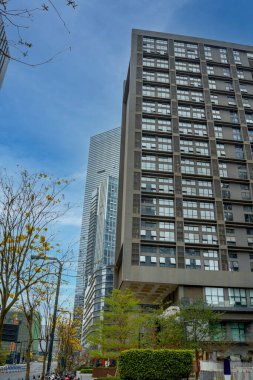 Modern mimari yüksek bina, cam perdeli ofis binası.