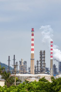 Büyük petrol rafinerilerinin bitki malzemeleri ve baca boruları.