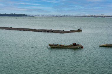 Deniz kenarındaki balıkçılar için balıkçı tekneleri ve bambu balıkçı ağları