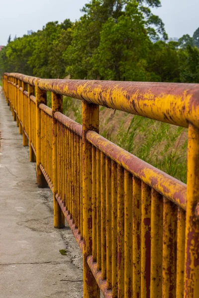 Σκουριασμένος Σιδερένιος Βιομηχανικός Φράχτης — Φωτογραφία Αρχείου