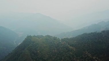 Longsheng, Guangxi, Çin 'deki orman, yeşil tepeler, dağlar ve derelerin hava fotoğrafları.