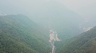 Longsheng, Guangxi, Çin 'deki orman, yeşil tepeler, dağlar ve derelerin hava fotoğrafları.