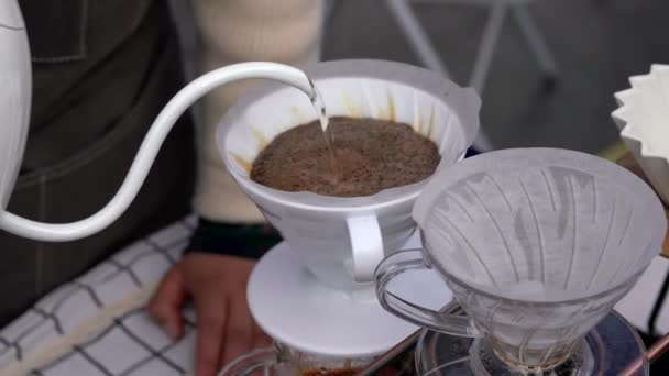 バリスタが手作りコーヒーを作っています — ストック動画