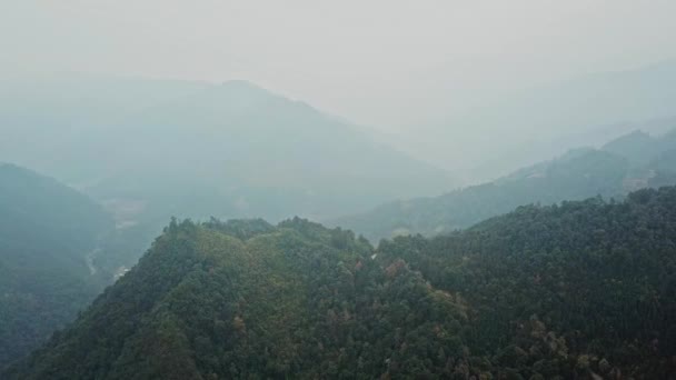 Longsheng 広西チワン族自治区 中国の森林 緑の丘 山やストリームの空中写真 — ストック動画