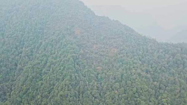 Longsheng 広西チワン族自治区 中国の森林 緑の丘 山やストリームの空中写真 — ストック動画