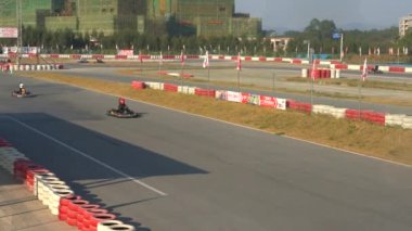 Pistteki Kart sporları ve yarışçıları sürücü kartlarıdır.