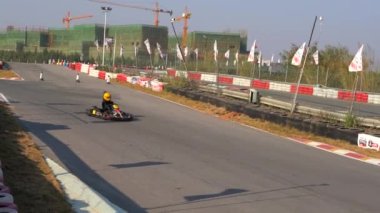 Pistteki Kart sporları ve yarışçıları sürücü kartlarıdır.