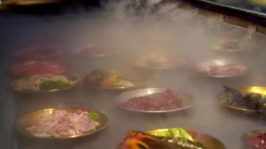 Taze güveç, zengin ve çeşitli güveç tabakları.