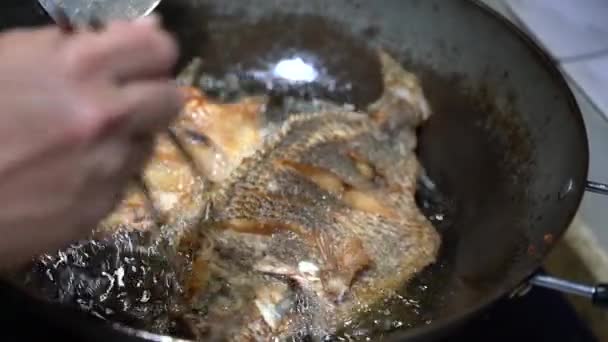 Une Portion Poisson Frit Dans Une Poêle — Video