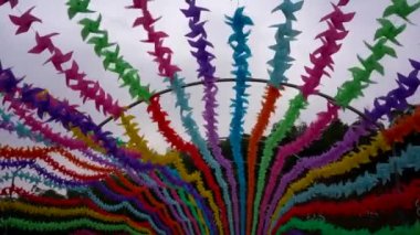 Renkli plastik oyuncak. Küçük yel değirmeni yakın plan.