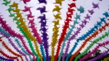 Renkli plastik oyuncak. Küçük yel değirmeni yakın plan.