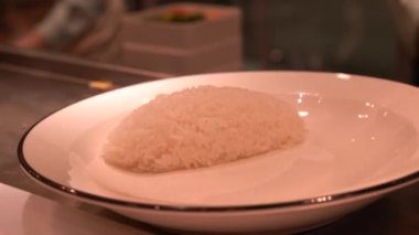 Japon usulü omlet pilavı yapılıyor.