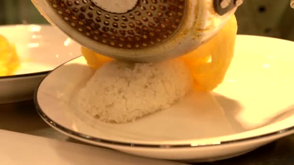 Μια Ιαπωνικού Τύπου Ομελέτα Ρυζιού Που Παρασκευάζεται — Αρχείο Βίντεο