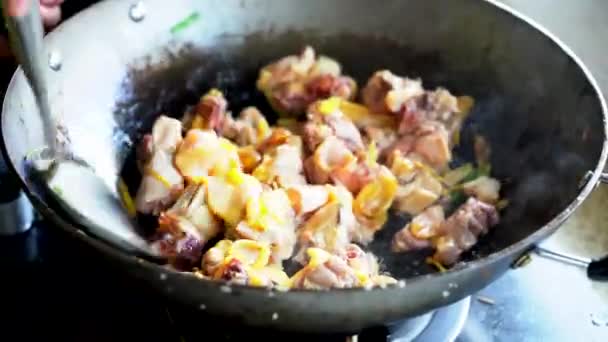 Шеф Повар Жарит Курицу Жарит Цыпленка Китайской Кухне — стоковое видео