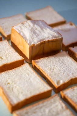 Resmi dolduran tost dilimleri masanın üzerine yayılmış.