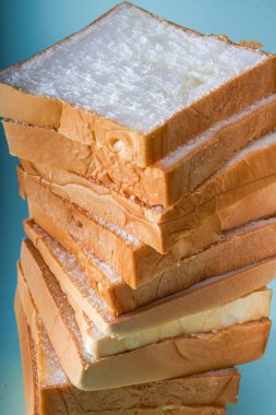 Resmi dolduran tost dilimleri masanın üzerine yayılmış.