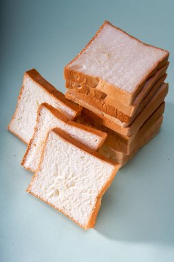 Kulelere istiflenmiş ekmek dilimleri.