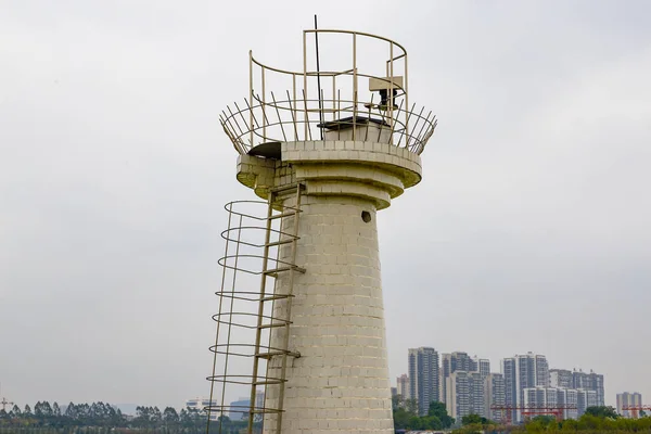 Close Van Een Hydrologische Uitkijktoren Bij Rivier — Stockfoto