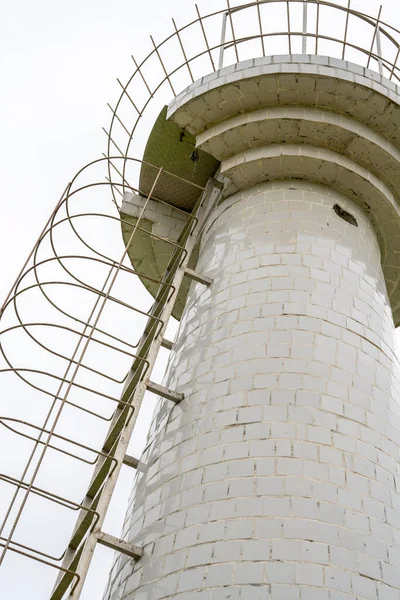 Close Uma Torre Vigia Hidrológica Junto Rio — Fotografia de Stock