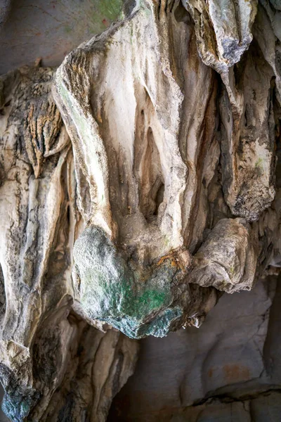 Primer Plano Las Estalactitas Una Cueva Valle — Foto de Stock