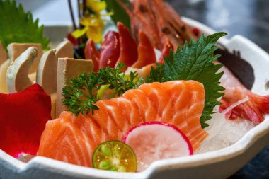 Lezzetli bir Japon yemeği, somon ve kaz ciğeri sashimi tabağı.