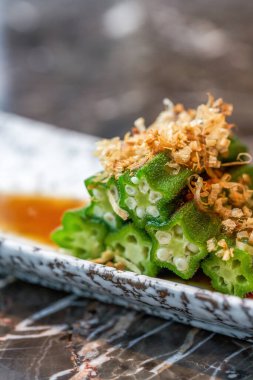 Lezzetli bir Japon yemeği, soğuk bamya.