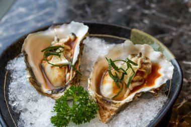 Lezzetli bir Japon yemeği, istiridye sashimi.