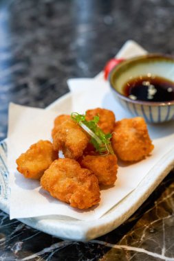 Lezzetli bir kızartma, kızarmış tavuk nugget.