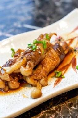 Lezzetli bir Japon yemeği, Enoki mantarlı biftek rulosu.