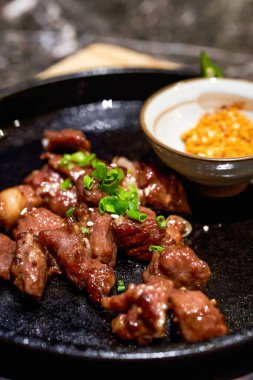 Lezzetli bir Japon yemeği, kızarmış Japon Wagyu bifteği.