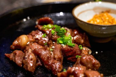 Lezzetli bir Japon yemeği, kızarmış Japon Wagyu bifteği.