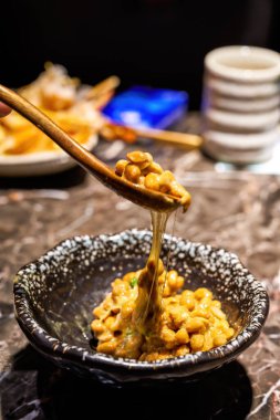 Nefis bir Japon yemeği, natto.