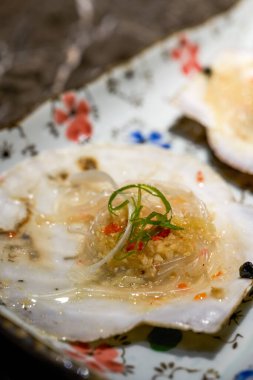 Lezzetli bir Japon yemeği, çiğ ızgara deniz tarağı.